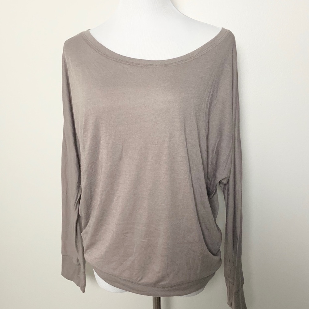3/$20 XL Tan long bat wing sleeve, scoop neck